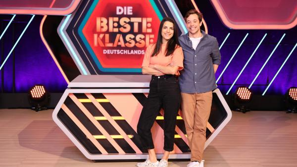 Clarissa Correa da Silva und Tobias Krell moderieren die Wochenshows und das Superfinale.