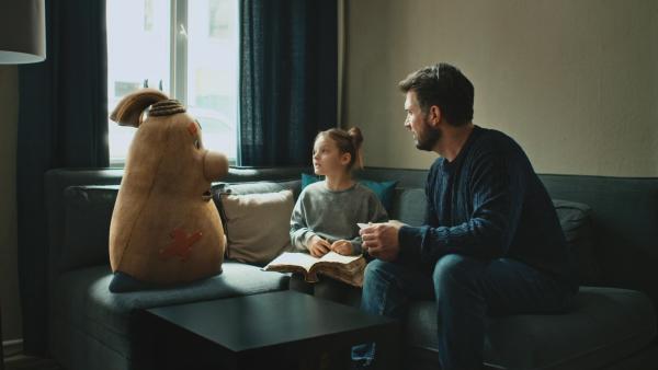 Dann stellt sie Veränderungen bei ihrem Onkel Sascha fest und hat eine Vermutung.