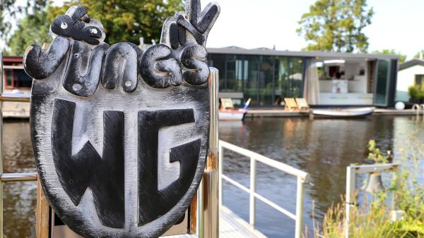 Willkommen in der WG! Das Hausboot auf der anderen Seite der Gracht erreichen die Jungs mit einer kleinen Fähre.