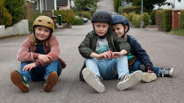 Sune (Elis Gerdt, Mi.) mit seinem kleinen Bruder Håkan (Baxter Renman, re.) und seiner besten Freundin Sophie (Lily Wahlsteen)