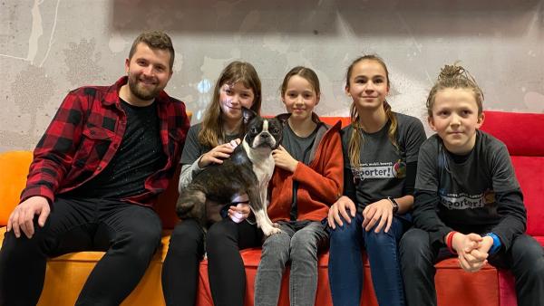 Tim und seine Gäste, die „FINNreporter“ (v.l.) Clara, Matilda, Mia und Laouen