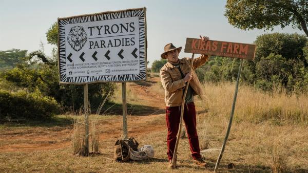 Fritz Fuchs (Guido Hammesfahr) ist mitten in Südafrika aus dem Bus gestiegen. Wo bleibt bloß Kira, die ihn abholen wollte?