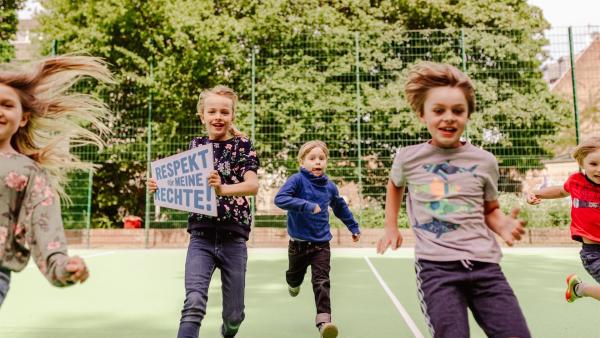 Gesund leben ist wichtig: Über diese Grundannahme wird in der Öffentlichkeit aktuell viel debattiert. Doch was verbinden Kinder mit ihrem Recht auf Gesundheit (vgl. UN-Kinderrechtskonvention, Art. 24)? Was tun sie, um sich gesund zu ernähren, viel zu bewegen und fit zu sein? Diesen Fragen geht der Kinderkanal von ARD und ZDF in seinem diesjährigen Themenschwerpunkt „Respekt für meine Rechte! Gesund leben!“ nach und führt auch 2020 eine repräsentative Exklusivbefragung durch, um Kinderantworten zu erhalten. Die Ergebnisse werden im Rahmen des sechsten KiKA-Themenschwerpunkts vom 7. bis 25. September 2020 veröffentlicht. Mit rund 20 fiktionalen und non-fiktionalen Angeboten bereitet KiKA das Thema ‚Gesundheit‘ für Kinder auf abwechslungsreiche, informative und unterhaltsame Weise auf.   Bild: Rennende Kinder. Ein Mädchen trägt ein Schild mit dem Schriftzug "Respekt für meine Rechte".