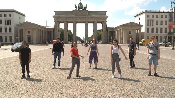 Die sieben von 'Berlin und wir! Spezial' vereint mit Abstand vor dem Brandenburger Tor. Die Jugendlichen haben gemeinsam die Prüfung zum Mofaführerschein absolviert. Dabei gab es Gelegenheit sich über Herausforderungen von Schulprüfungen zu unterhalten und das Leben als Geflüchtete in Berlin (v.l.n.r.: Hassan A., Seyid, Narges, Lilli, Manar, Hassan S., Aurel).