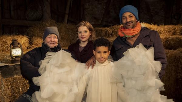 Bei den Dreharbeiten zu „Paule und das Krippenspiel“ (v.r.n.l.): Karola Hattop (Regie), Jella Haase (Frau Rübsam), Sanusi Bah (Paule), Tyron Ricketts (Paules Vater)