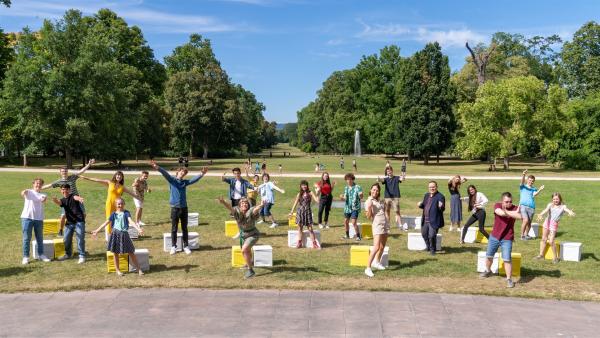 Die „Dein Song“- Kandidat*innen der 13. Staffel und die Jury 2021 im Biebricher Schlosspark.