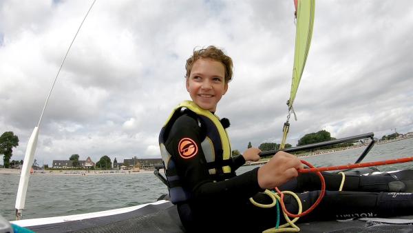 Stolz blickt Cäcilia raus auf das grenzenlose Meer. Das erste Mal alleine am Steuer ihres Katamarans.