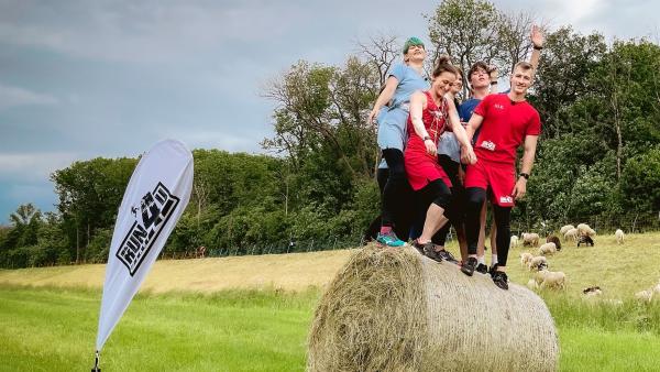 Das RUN4U-Team auf Strohballen