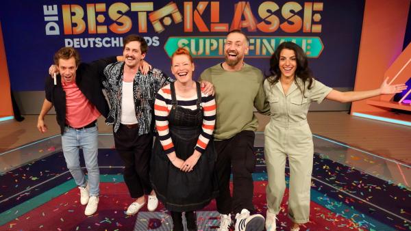 V.l.: Tobi, Marti Fischer, Enie van de Meiklokjes, Bürger Lars Dietrich und Clarissa beim Superfinale von "Die beste Klasse Deutschlands" 2021 (Alle teilnehmende und dargestellte Personen der Produktion "Die beste Klasse Deutschlands) waren zum Zeitpunkt der Fotoaufnahmen negativ auf Covid 19 getestet.)