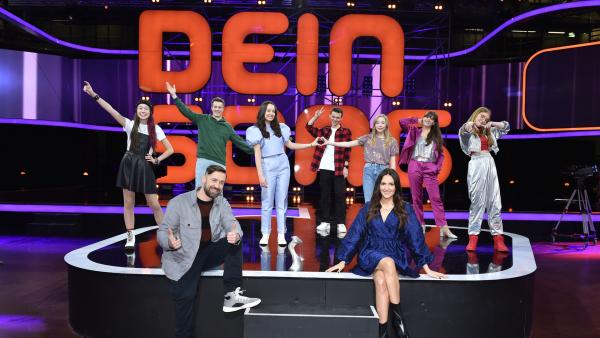 „Dein Song“ 2021:  Bürger Lars Dietrich und Johanna Klum mit den Finalist*innen Sarah, Leon, Lola, Lars, Greta, Sophie und Fine (ohne Lion)