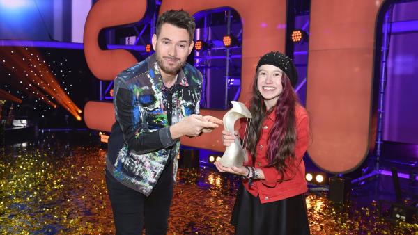 Sarah (15) aus Bocholt ist „Songwriterin des Jahres“. Gemeinsam mit Johannes Strate performte sie im Finale ihren Song „Leise Worte werden laut“.