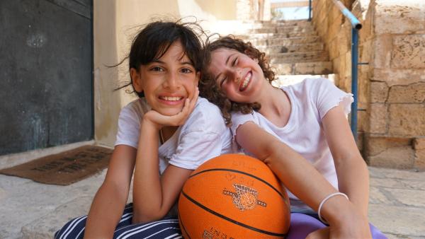 Judi und Lilya sind ein Herz und eine Seele. Aber sie sind auch Kinder des Konflikts.