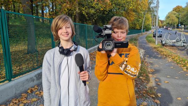 Jonas und Friedrich sind zwei Reporter aus Berlin, die es wissen wollen. Sie sind ein gutes Team und durch ihre gemeinsamen Reportagen auch richtig gute Freunde geworden.