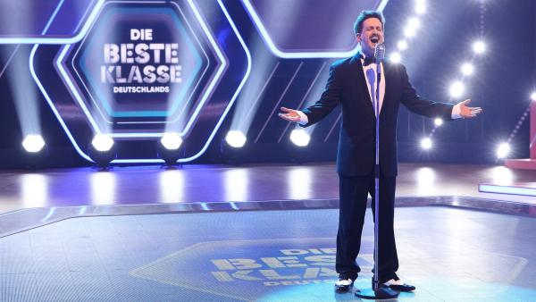 Marti Fischer begrüßte zum Superfinale von Deutschlands größtem Schülerquiz.