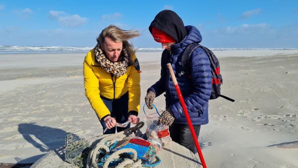 Dane mit Mutter Eline beim Juttern am Strand