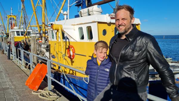 Dane mit Papa Jens im Hafen von Terschelling