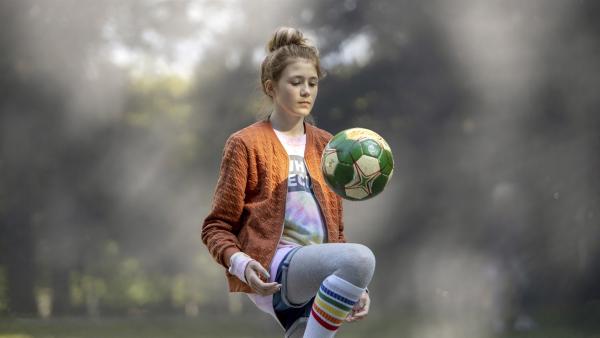 Die fußballbegeisterte Eva hat sich in den eher unsportlichen Adam verliebt.