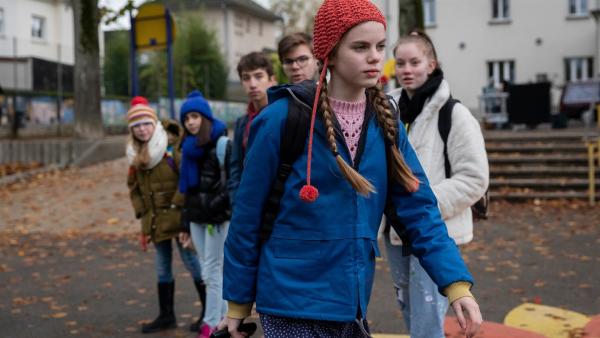 Ulja Funk (Romy Lou Janinhoff) vor Klassenkamerad*innen auf dem Weg über den Pausenhof