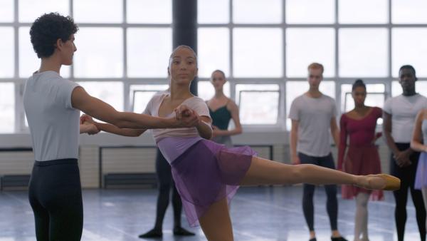 Cece (Hailey  Romain, 2.v.r.) und Benoit (Étienne Moana, l.) sind ein Tanzpaar. Doch die beiden sind unsicher, ob sie zusammen harmonieren.