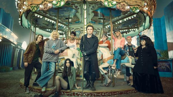 Setfoto von Chester (Henry Strand), Mapplethorpe (Stacy Clausen), Violetta (Hannah Ogawa), Nimrod (Pedrea Jackson), Remus (Justin Holborow), Gonzo (Lee Halley), Siobhan (Charli Wookey), Zed (Jason Thompson)and Destinee (Georgia La Belle).