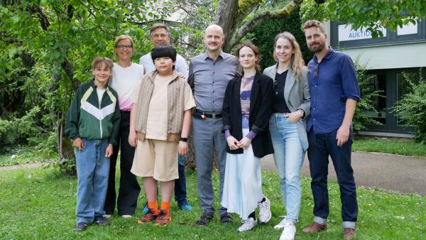 Am Set des Kinderfilms "Der Prank" (v.l.n.r.): Noèl Gabriel Kipp, Katrin Renz (Produzentin tellfilm), Benjamin Heisenberg (Regie & Drehbuch), Max Zheng, Lukas Miko, Jana McKinnon, Jasmin Saunders (Producerin Kundschafter Film) und Timon Schäppi (Kamera)