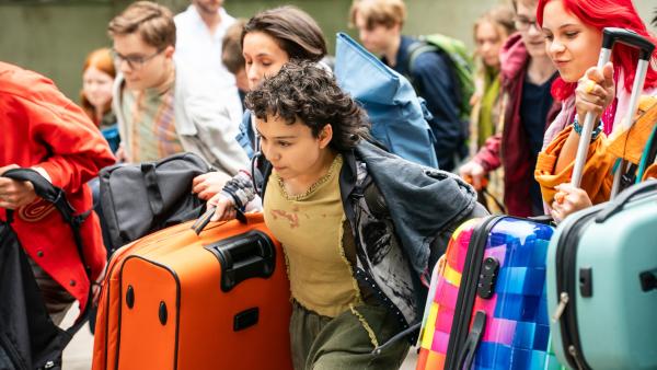 Mit Herrn Hauser als stellvertretende Leitung gibt es ganz neue Regeln am Internat: Marlon (Matti Schneider) Luna (Marilou Weilandt), Tahmina (Janisa Glasow) und Elly (Nelly Borodina, v.l.n.r.) machen ein Wettrennen um die Zimmerverteilung.